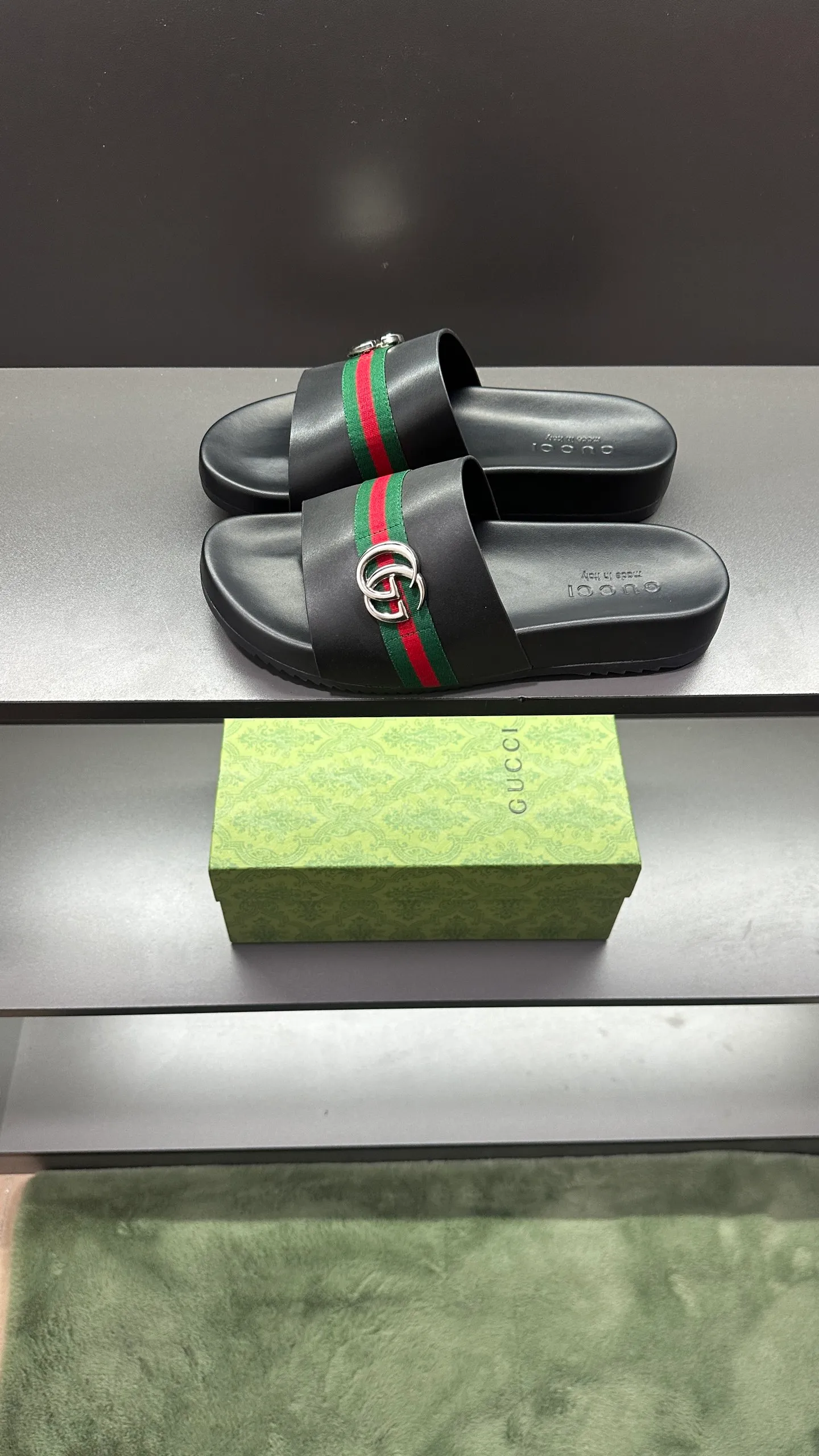 [G Home New Style] P: 300💰Men's size 39~45, (46. Customized) This slipper is made of GG polyester fiber and is decorated with a Gucci label on the front, which adds a striking logo feel to the style. "Gucci Made in Italy" stamped label Rubber sole Flat Made in Italy